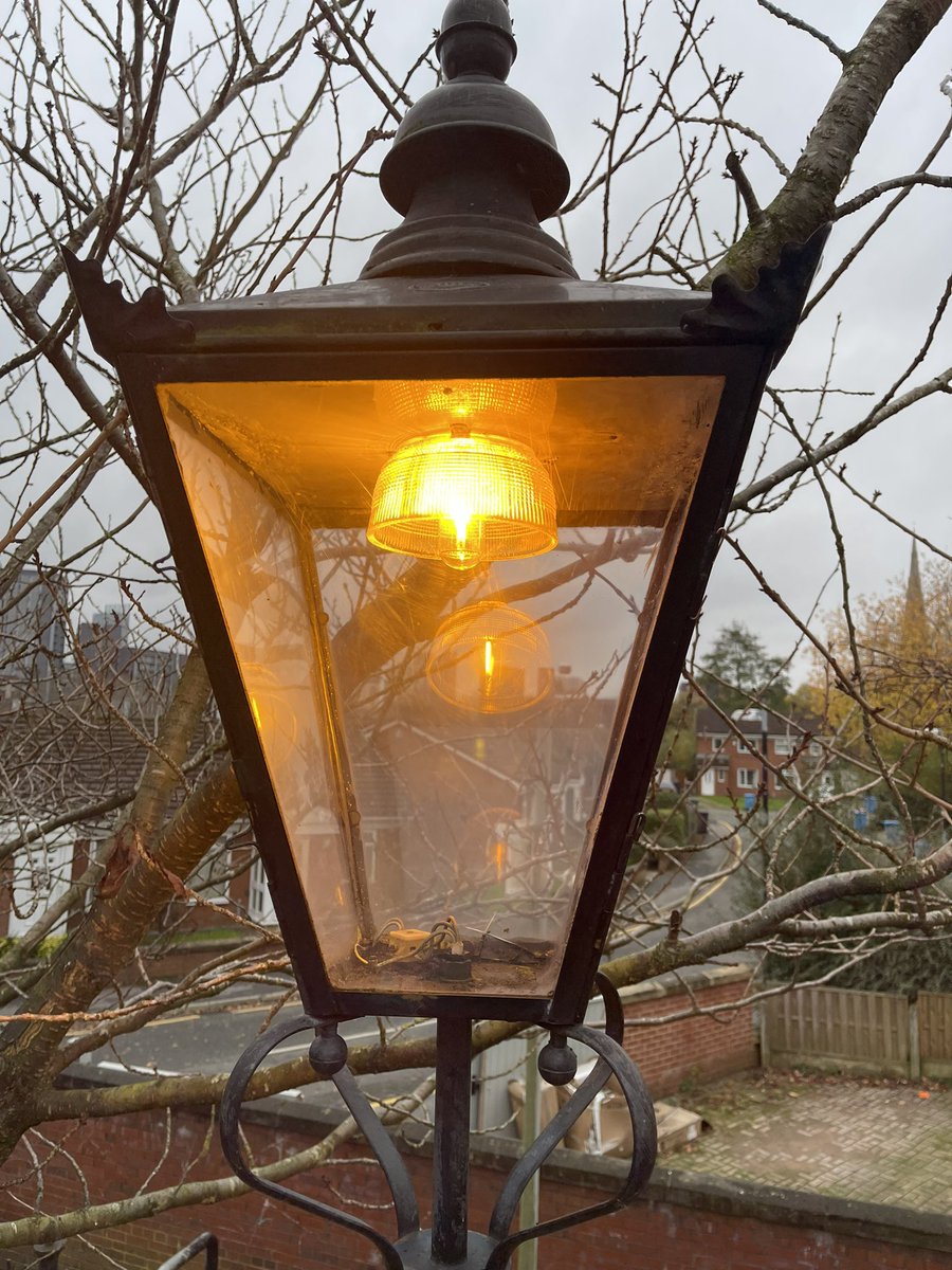 SolutionsEM's tweet image. Fixing and cleaning more outside lights again … and yes still using SON lamps #blockpropertymanagement #lightingrepairs #SALFORD #propertymanagement