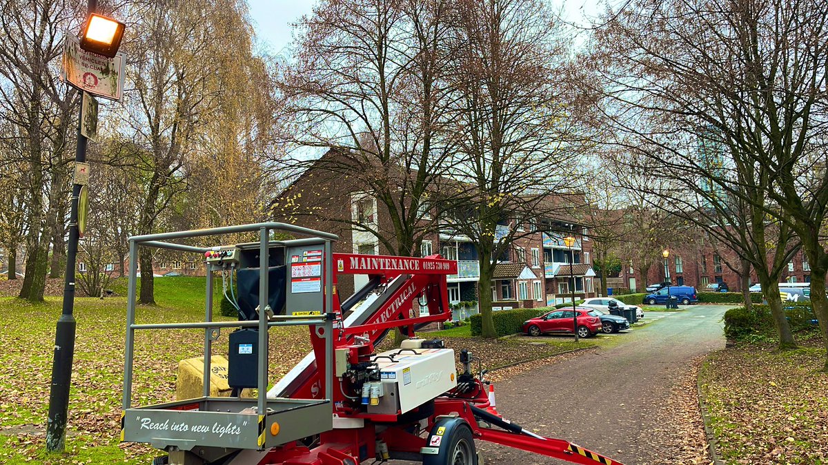 SolutionsEM's tweet image. Fixing and cleaning more outside lights again … and yes still using SON lamps #blockpropertymanagement #lightingrepairs #SALFORD #propertymanagement
