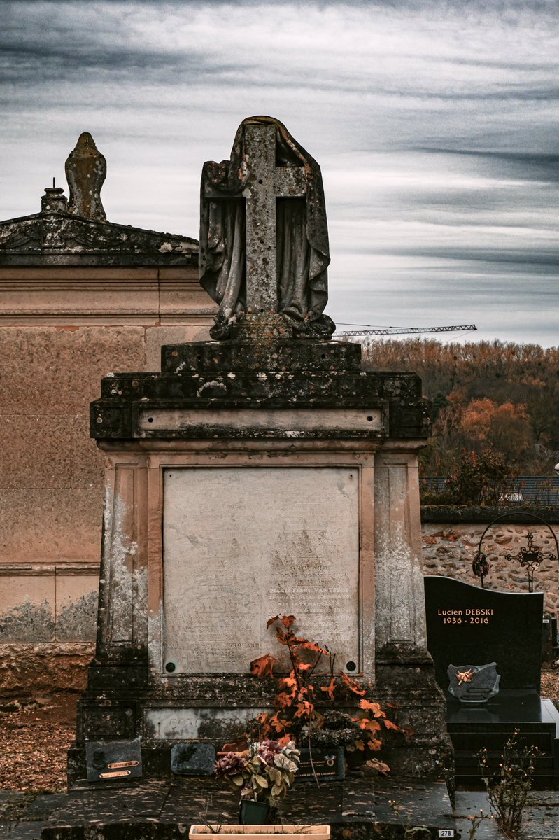 ThierryCalmett3's tweet photo. #tombe #cimetiere #graveyard #cemetery  #grave #france #art #tomb #photography  #sculpture #noiretblanc #tombeau #bnw #photo  #photographie #cemeteryphotography #sepulture #pierretombale #cimetary https://t.co/IcRzfbYyKF