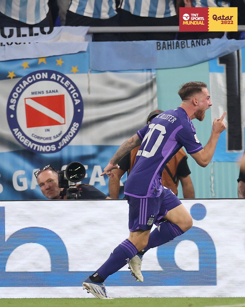 TNTSportsAR's tweet image. Hermosa foto: Alexis Mac Allister festeja el primer gol de Argentina con la bandera de @AAAJoficial de fondo 😍🇦🇷

#TNTSportsMundial