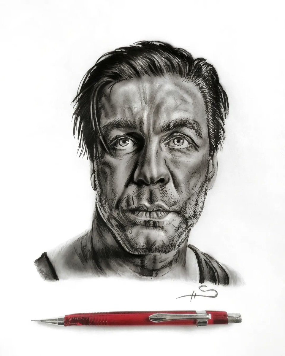 *mein Herz brennt 😏
#berlin #artist #art #pencilartist #portraitartist #portraitart #pencilart #drawing #pencildrawing #painting #pencilsketch #sketch #sketchart #weird #sketching #sketchbook #Rammstein #tilllindemann #portrait #musician #singer #music <a href="/RSprachrohr/">Rammstein</a>