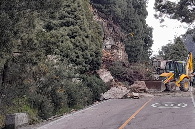 Vía Bogotá - Choachí permanece cerrada por deslizamiento de tierra | RCN  Radio