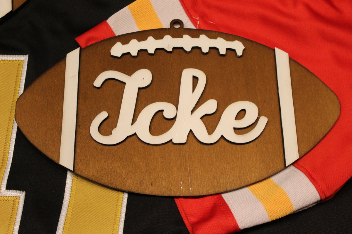 DedeAllemand's tweet photo. Neu in meinem #etsyshop: personalisierbarer Football Weihnachtsbaumschmuck Anhänger aus Holz https://t.co/WsDyPwST9g via @Etsy https://t.co/ByNhRIH6eM
