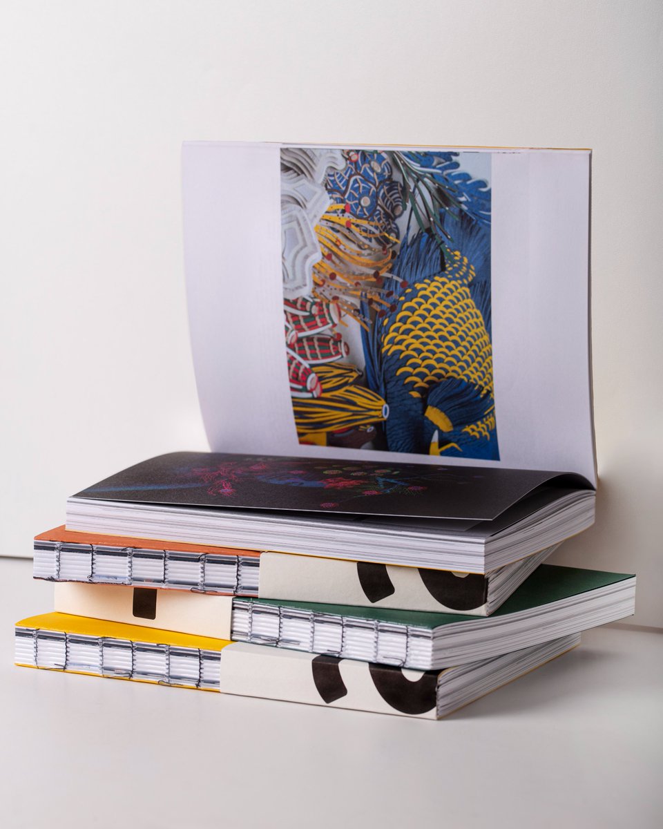 GuarroCasas's tweet photo. Hace unos días os enseñábamos el libro de #Selected22, ¡pero mirad cómo era la edición de 2021! 📙 Con la tripa cosida y al descubierto en una mitad, en #Greenluxe de diferentes colores. ¿Cuál os gusta más?
@SelectedBilbao @otzarretaTandM 
⁣⁣#editorial #diseñoeditorial https://t.co/Y2AR3sb9uO