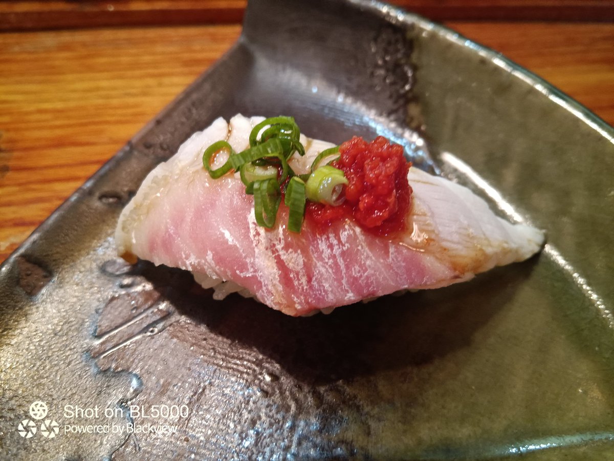 京成立石の寿司屋さん、江戸安で食べました。 釣り物のカワハギと真鯛の湯霜づくりです。 この時期のカワハギはいわずもがなですし、湯霜づくりのそれは鯛の旨味と奥深さが十二分にあじわえましたよ😁