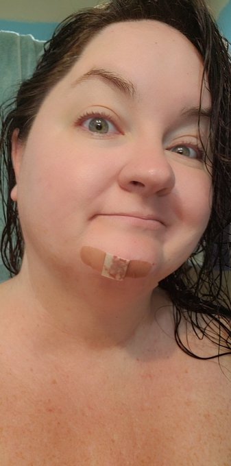 PSA: Don't try to look at your armpit while you're shaving it... unless you're NOT a giant doofus and<a href="/tag/realloyalfans"class="tags"><span>#realloyalfans</span></a>