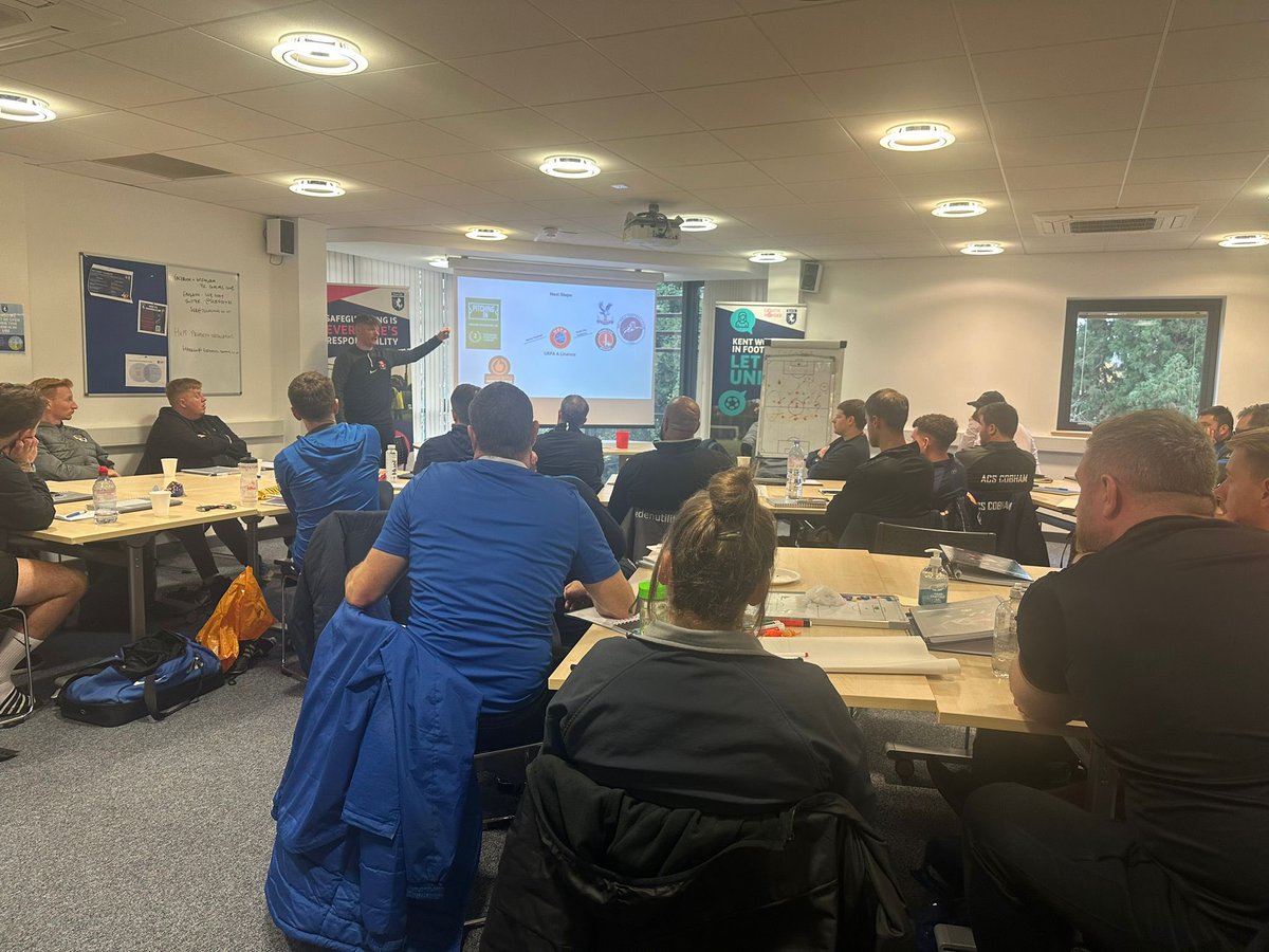 Huge thanks to <a href="/carpsl_/">Luke Carpenter</a> for presenting &amp; talking to the current cohort of UEFA B candidates, a top guy with a huge future ahead of him!