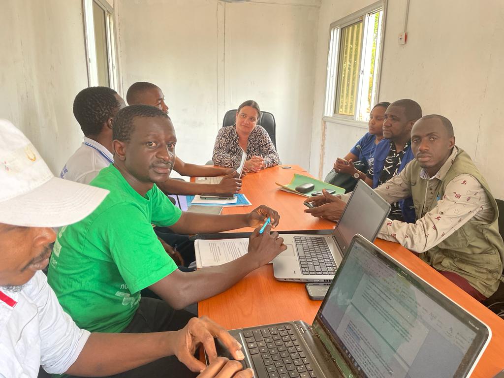 OIMGuinee's tweet photo. Guéckédou: Échange avec @ITCenGuinee au bureau d’information d commerce sur les dynamiques du commerce #transfrontalier ds la zone du #Becdeperroquet,incluant le rôle important des femmes ds ce corridor.
#autonomisationdesfemmes  #unisdanslaction @OIMGuine @guinee_oms @PNUDGuinee https://t.co/POtpNHPlJm