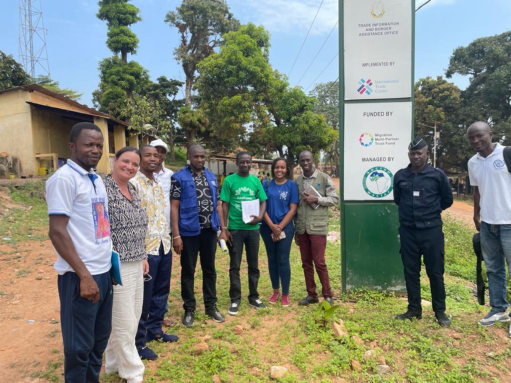 OIMGuinee's tweet photo. Guéckédou: Échange avec @ITCenGuinee au bureau d’information d commerce sur les dynamiques du commerce #transfrontalier ds la zone du #Becdeperroquet,incluant le rôle important des femmes ds ce corridor.
#autonomisationdesfemmes  #unisdanslaction @OIMGuine @guinee_oms @PNUDGuinee https://t.co/POtpNHPlJm