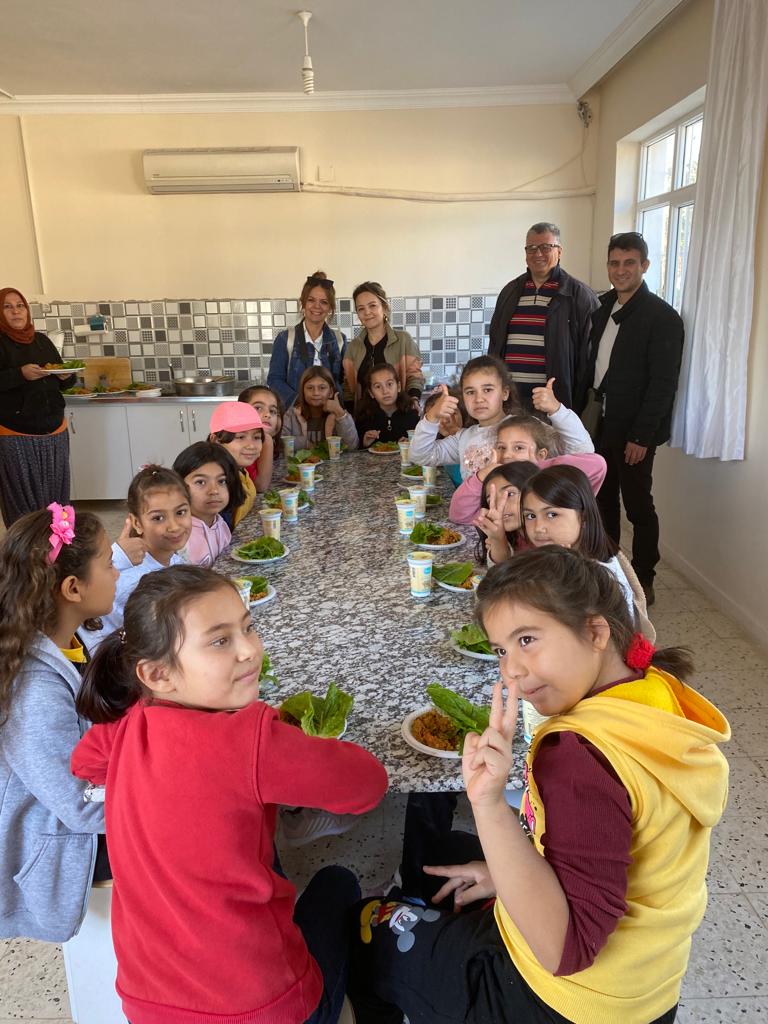 fulyalp's tweet photo. Bugün Silifke Tarım okulu Kapizli Rasim Bozbey ilkokulu 3A ve B şubeleri öğrenci ve öğretmenleri ile marul dikimi sebze hasadı çim adam yapımı ve kısır yapımı etkinlikleri ile neşe doldu hayat buldu becerikli eller büyüyen nesiller🥰🥰 https://t.co/oKc1Mn3s4e