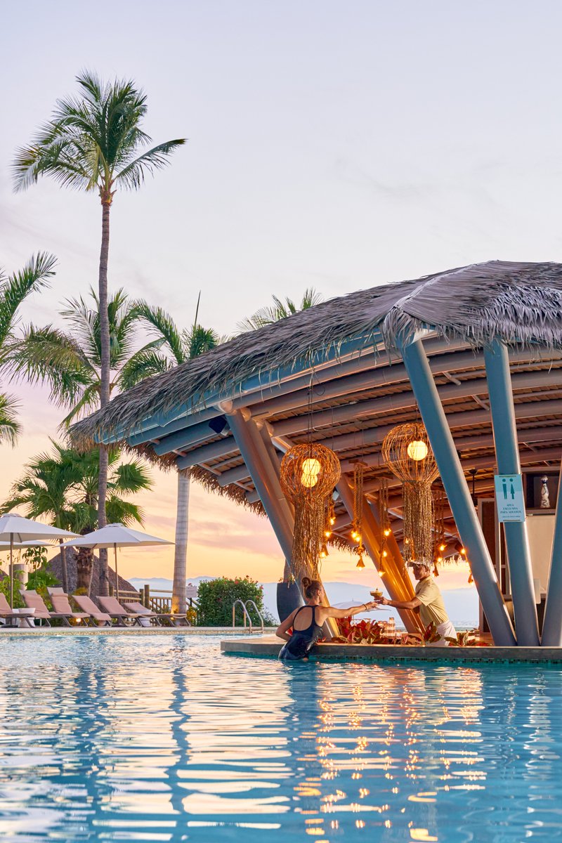 Vidanta's tweet image. Enjoy brilliant sunsets with a cocktail from our swim-up bar along the Pacific Ocean at Beachland at Vidanta Nuevo Vallarta.