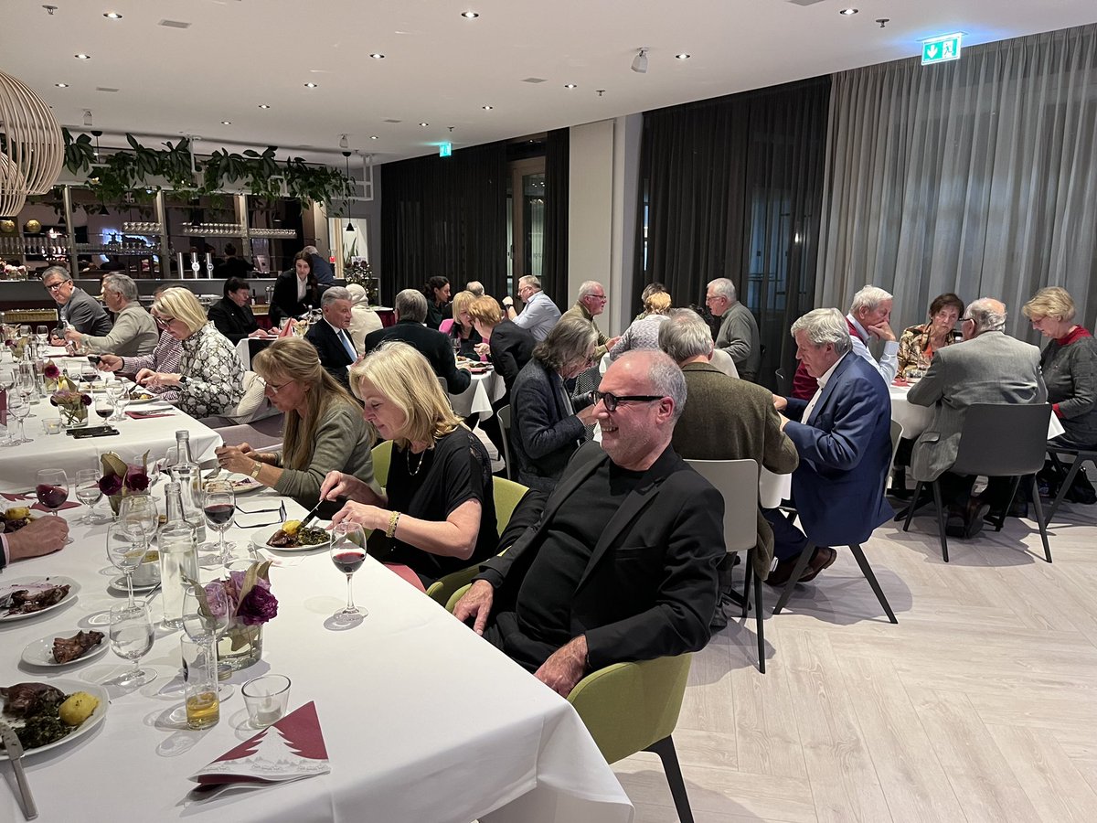WESTWINDeV's tweet photo. Beim traditionellen #Gänseessen am 30. November  für unsere Westwind-Mitglieder erlebten 40 Gäste in der Landesvertretung Nordrhein-Westfalen in Berlin einen kurzweiligen Abend. Ein Lob auf die Küche und ein herzliches Dankeschön an das Team der Landesvertretung. @NRW_in_Berlin https://t.co/j4LIHqRBuQ
