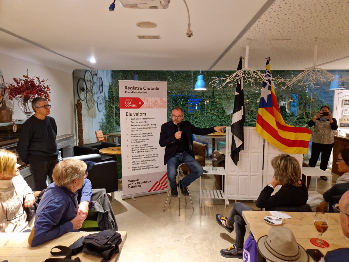ConsellCDFELS's tweet photo. Avui hem gaudit amb la xerrada que hem mantingut amb en @josepcosta a #Castelldefels. Parlant clar i sense embuts. Gràcies Josep! I a tothom que ens ha acompanyat! @ConsellRep https://t.co/fljH3JxN9f