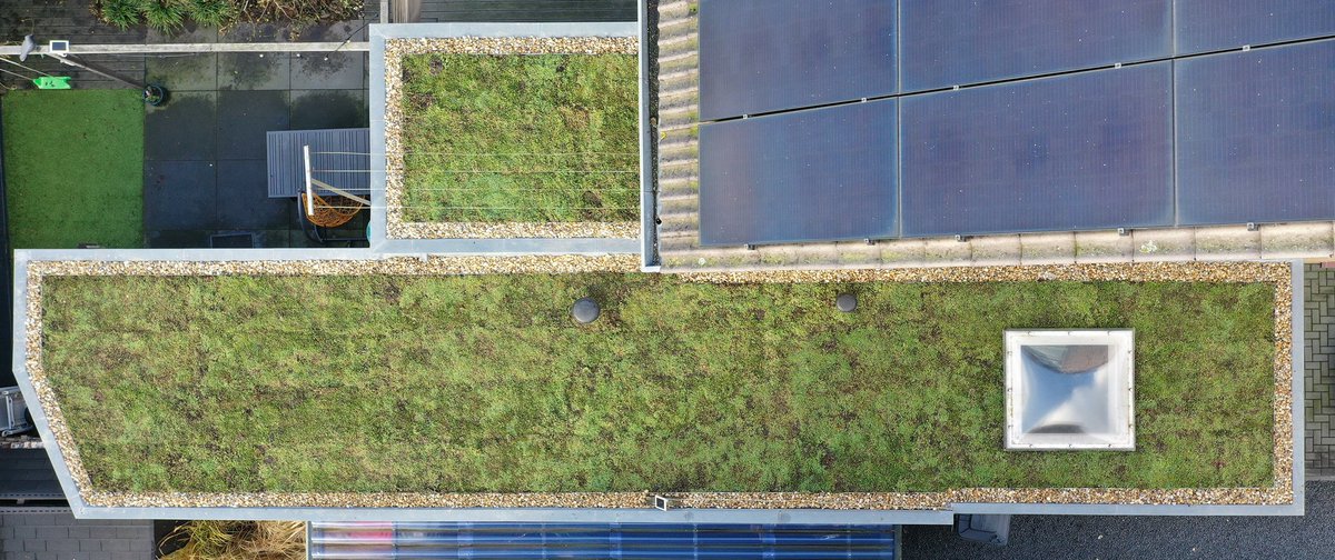 Zo... weer een nieuwe fase in onze verduurzaming/vergroening van ons huis. 45m2 groene dak. #groenedak #sedum #vergroening #duurzaam