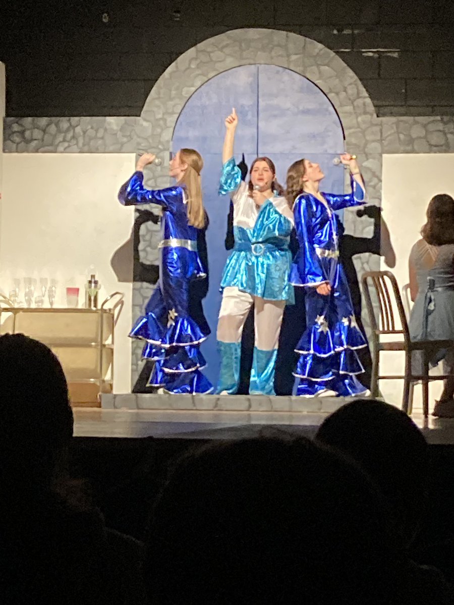 🎉 @LCVI_LDSB’s production of #MammaMia is simply spectacular!! 🔥💃 so fun to see loads of former @CalvinPark_LDSB #Comets on stage too!! @ACHealey #ArtsInEducation #GlitterForDays