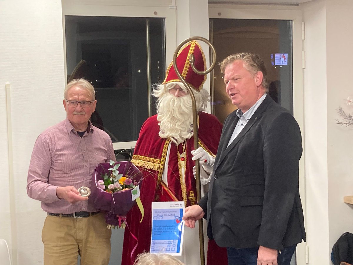 Zojuist mocht ik George Westerbeek, een zeer actieve vrijwilliger in Fascinatio het Capels Compliment overhandigen. Sinterklaas gaf een mooie inkijk in de activiteiten die George allemaal doet