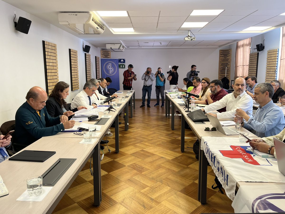 ConfusamChile's tweet photo. Luego de una intensa jornada de negociación, la MSP no llega a acuerdo con el gob. respecto al guarismo de reajuste. Ministros piden gesto a la mesa. Las y los trabajadores públicos le rogamos decencia al gobierno. ¡NO AL REAJUSTE ESCALONADO! Mañana seguimos #Xuntrabajodecente https://t.co/QXqux7CHna