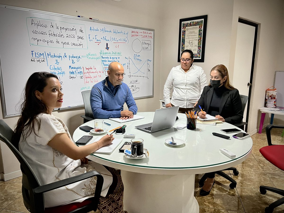 _Seplader's tweet photo. René Vargas, secretario, en compañía de Iliana Sierra, Blanca Valle y Juan Flores, sostuvieron una reunión con la Dirección General de Desarrollo Regional de @bienestarmx, para analizar la propuesta de fórmula de distribución en los recursos del FISM a los 4 ayuntamientos nuevos. https://t.co/29gKFqZ1gm