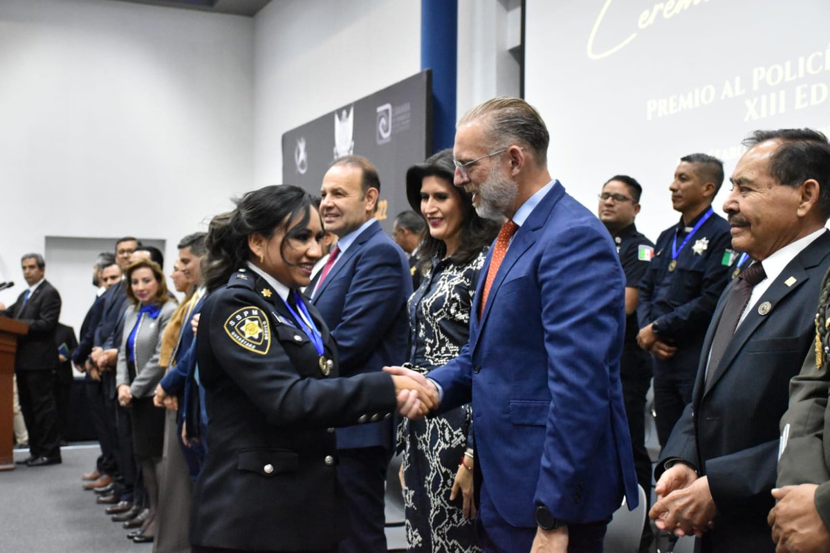 mdelprete's tweet photo. Esta noche acompañé al gobernador @makugo durante la 13ª edición del Premio al Policía del Año #PREPOL2022, muchas felicidades a todos los elementos de seguridad en el estado por el esfuerzo que hacen para ser mejores, pero sobre todo por cuidar a Querétaro. @CanacoQro https://t.co/PCgycAdEvN