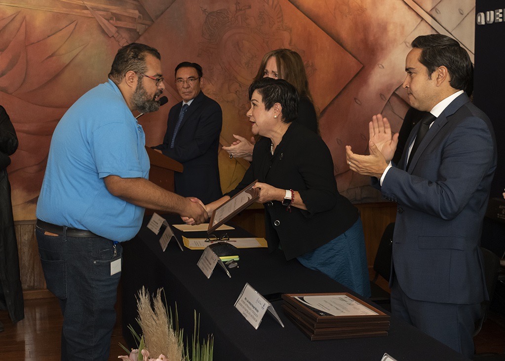 noticiasdeqro's tweet photo. #CAMEQ | ​​🥼 👩🏻‍⚕️ Se realizó el evento de Homenaje Póstumo a Profesionales de la Salud que fallecieron por la enfermedad COVID-19, entregando 34 reconocimientos, el evento fue presidido por la titular de Salud, Martina Rendón.
 
Toda la información aquí: 

https://t.co/yKxLEgf1tk https://t.co/Ac4rcpomXn