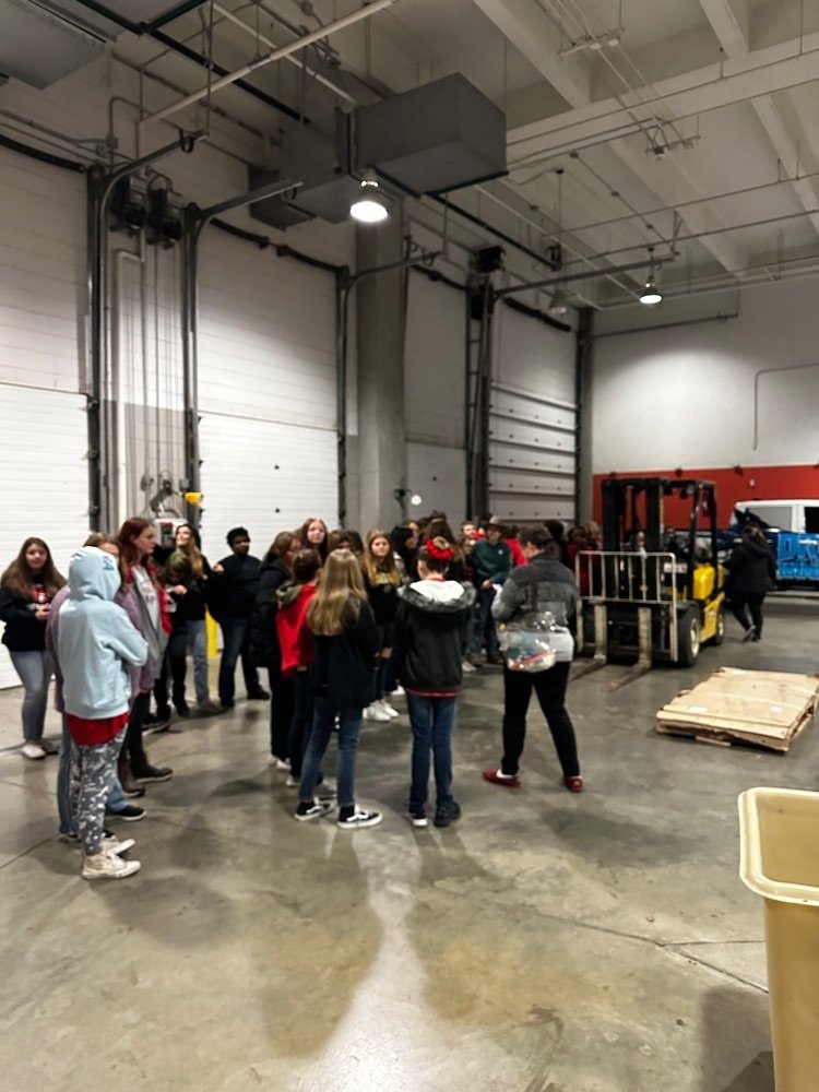 eldoradocats's tweet photo. Seventy-three EMS Chorus students and 69 parents at the Wichita Thunder game tonight. Chorus performed the National Anthem. Thank you to Mrs. Katie Banks-Todd for providing this opportunity for our students. #partofthepride #everydaywithexcellence https://t.co/uFYXW7yhDM