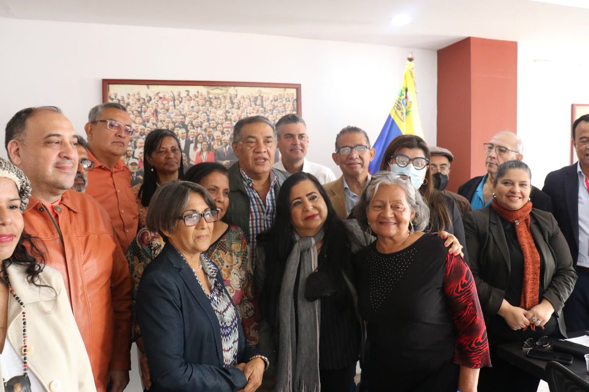 Hoy en la Comisión Permanente de Cultura y Recreación de la Asamblea Atendiendo al Poder Popular con la Red de Constructores del Sonido y Directora de Cultura del Estado Anzoategui. #japanajapana Venceremos! <a href="/NicolasMaduro/">Nicolás Maduro</a> <a href="/delcyrodriguezv/">Delcy Rodríguez</a>