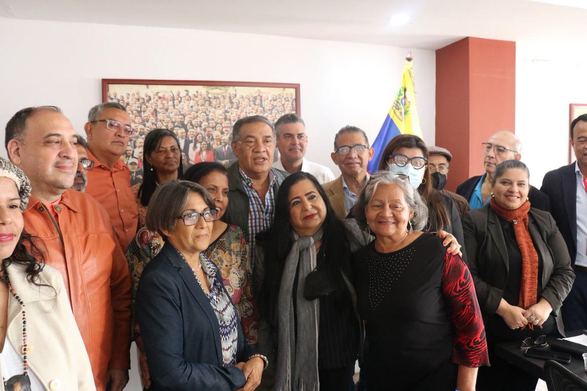 Hoy en la Comisión Permanente de Cultura y Recreación de la Asamblea Atendiendo al Poder Popular con la Red de Constructores del Sonido y Directora de Cultura del Estado Anzoategui. #japanajapana Venceremos! @NicolasMaduro @delcyrodriguezv