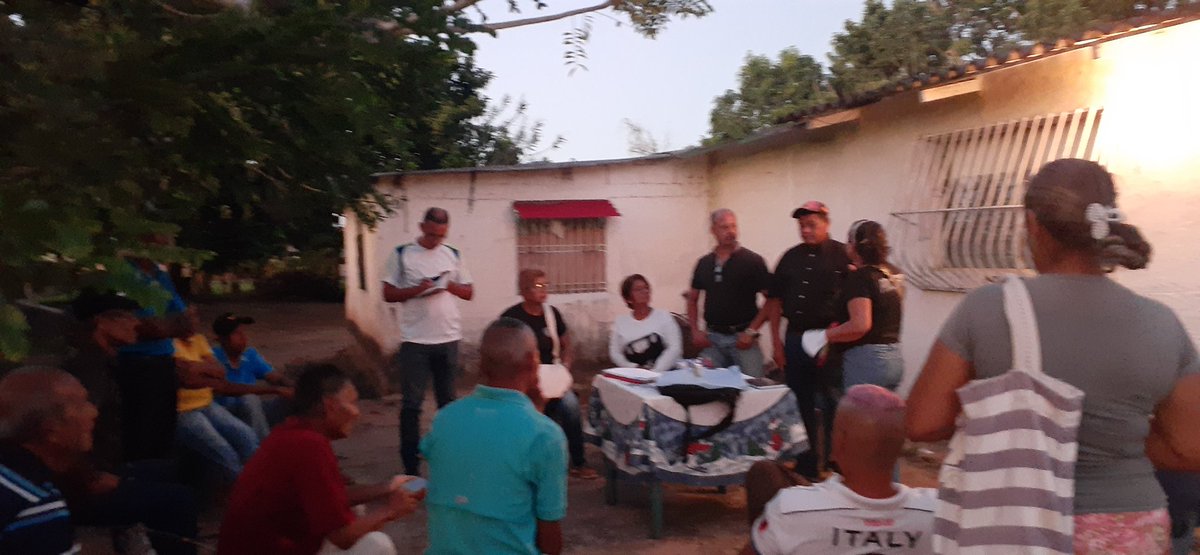 albanelyrengel's tweet photo. #30Nov22 Asamblea Pquia #SanVicente con los compañeros Juan Carlos Oronoz, Freddy Figueroa, Zolys Campos y Freddy Campos llevando la información de la Plataforma Unitaria sobre las #Primarias y la necesidad de estar unidos, todos como Defensores de la Democracia @DxDVenezuela https://t.co/m6K4EvDi2Z