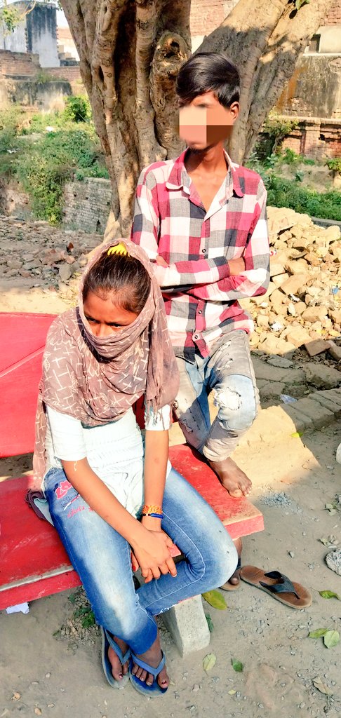 paras_naresh's tweet photo. आठ सालों से नहीं सुनी किसी ने बेसहारा बच्चों की फरियाद। झुग्गी में अकेले रहकर रोटी की जंग लड़ रहे हैं। कोई भी सरकारी योजना इनके दरवाजे तक नहीं पहुंची। बड़े बच्चे को टीबी की बीमारी से खून की उल्टी हो रही हैं।@UPMahilaKalyan @NCPCR_ @OfficeOfDMAgra @babyranimaurya @MinistryWCD https://t.co/bOiNvz7AxD