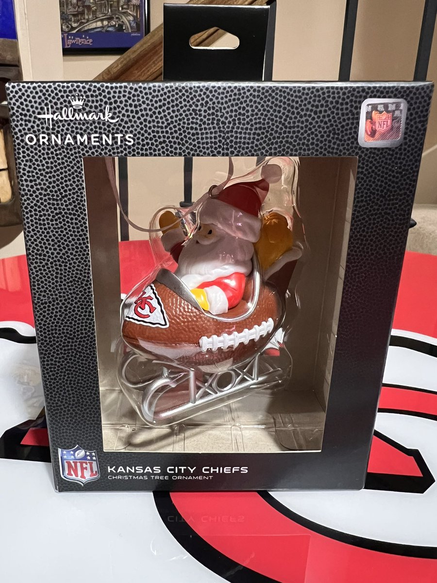 Farzin21's tweet image. 🎄GIVEAWAY TIME 🎄

I’m giving away a Kansas City Chiefs-themed ornament! Great for Christmas coming up!

Follow/RT to enter for a chance to win!

Winner must be in the US to enter and win. Winner will be announced next Wednesday, December 7 at 8 pm CT.