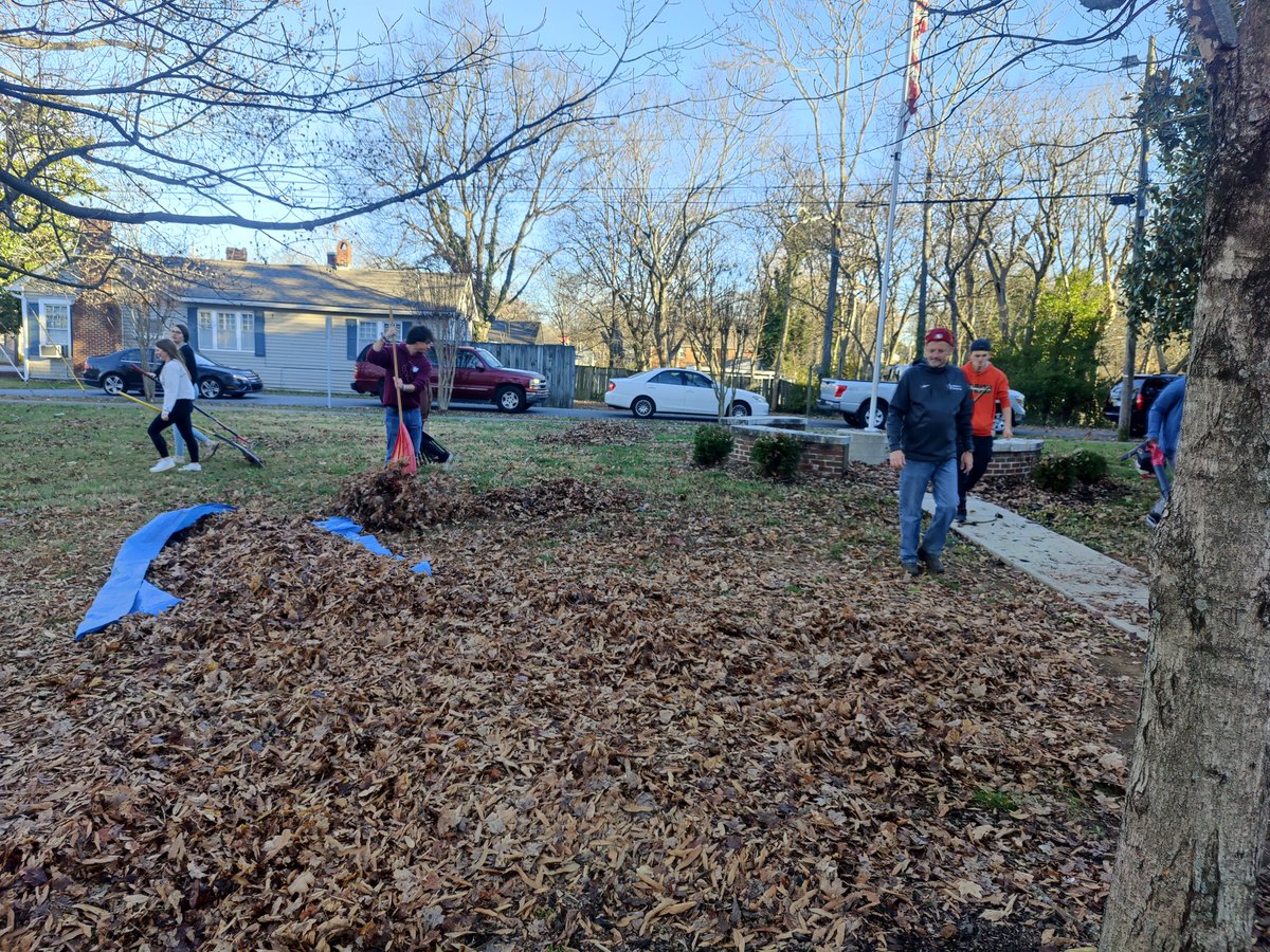 Thank you to <a href="/Bill_Estes/">Bill Estes</a> and his class from <a href="/LeeUniversity/">Lee University</a> for their help with raking leaves from our front lawn. It looks beautiful!
#WeAreTheOne
#leavesfordays
<a href="/clevecityschool/">Cleveland City Schools</a>