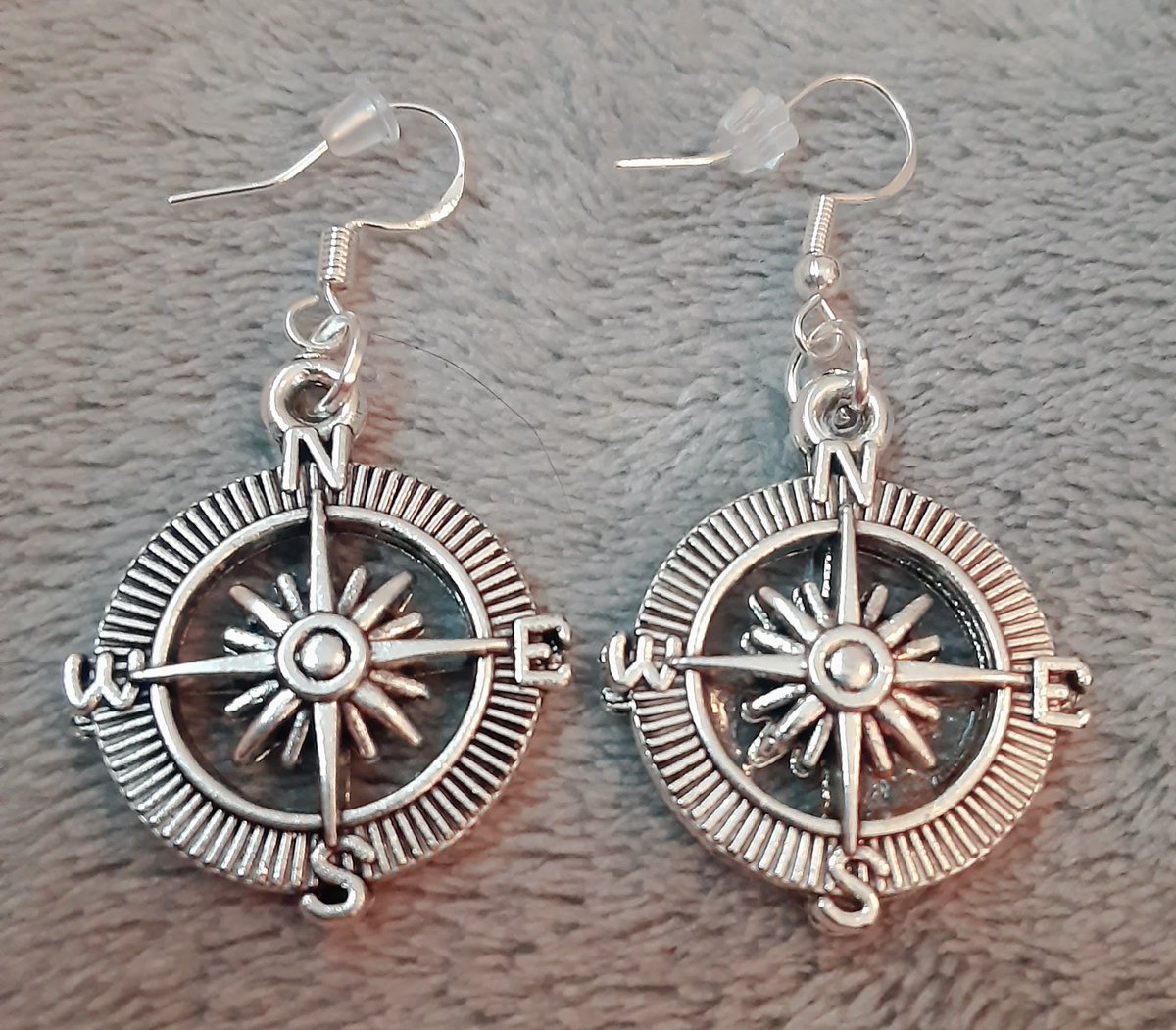 LauraPaparazzi's tweet photo. Never lose your way with these antiqued silver compass earrings. Light weight and hypoallergenic. On sale for $8 retweet #laurarocks #laurarocksjewelry #holidayshopping https://t.co/s0Z5CiV2KG