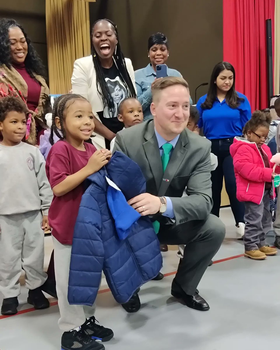 NPS_ObamaElem's tweet photo. Today, we had the honor of celebrating #NationalDayOfGiving with @weloveuusa! ALL OF OUR STUDENTS received Winter items! THANK YOU FOR THIS AMAZING GIFT! Our students and families are so happy! 

#community #leadership #wellness #givingtuesday #NewarkNJ #NewarkPublicSchools https://t.co/7goXzP8HTY