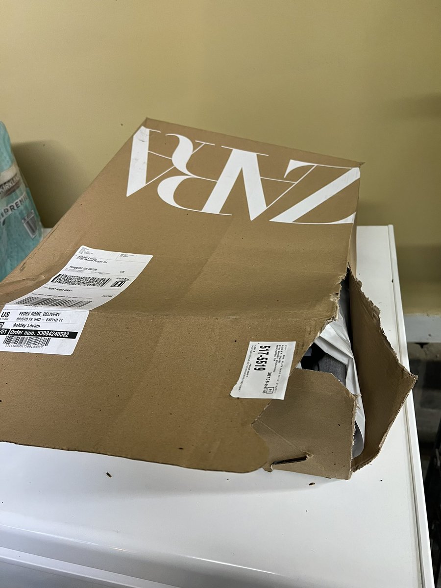 AshLovain's tweet photo. @FedEx is absolute trash https://t.co/aMsogzuDIS