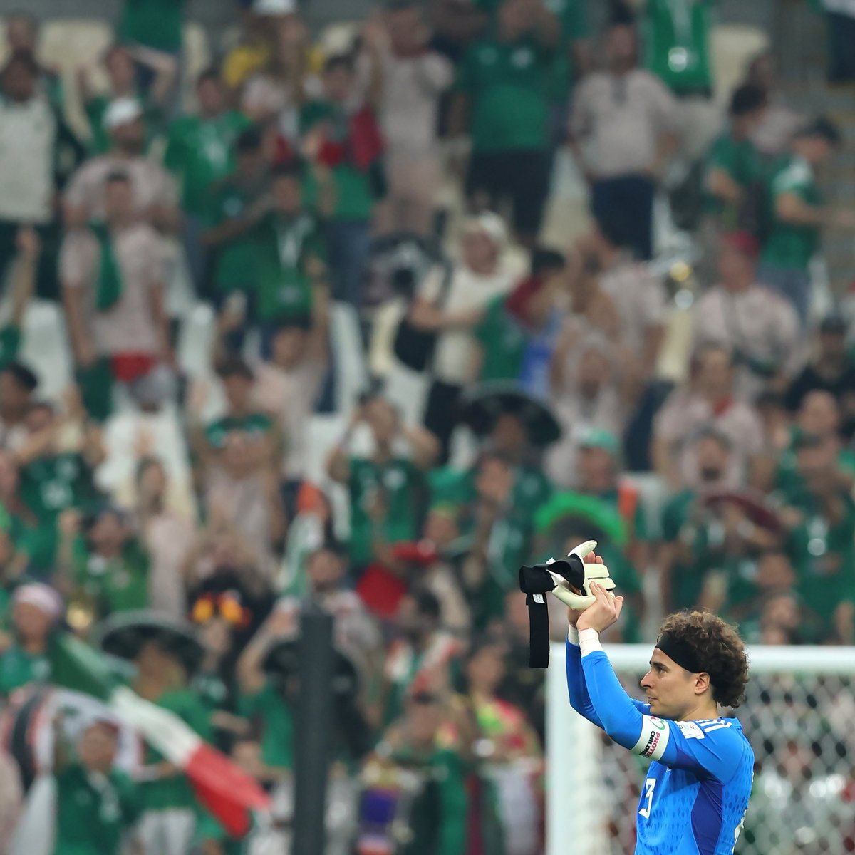 fifaworldcup_es's tweet photo. Con la cabeza en alto, @miseleccionmx. 👏🇲🇽

¡Lo dieron todo en esta #CopaMundialFIFA! https://t.co/xSwi63Rtxr