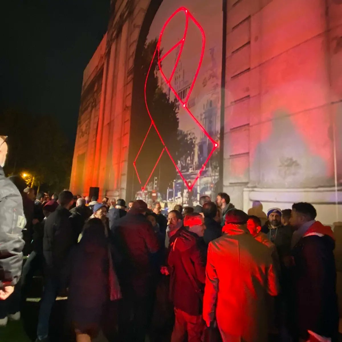 Por todas, todes y todos los que ya no están, por los que soportan todavía un estigma por vivir con el #VIH. No os olvidamos. No estais solos. <a href="/COGAM/">COGAM</a> <a href="/NEXUScogam/">NEXUS COGAM</a> <a href="/Salud_COGAM/">COGAM Salud</a> <a href="/ddhh_COGAM/">DDHH COGAM</a>