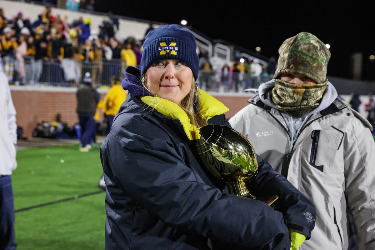 manestreamnews's tweet image. Photo of the Week: After beating Dallas Jesuit in the second round of playoffs, principal Shelly Spaulding waits to present the trophy to the Lions. Photo by Sydney Allan.