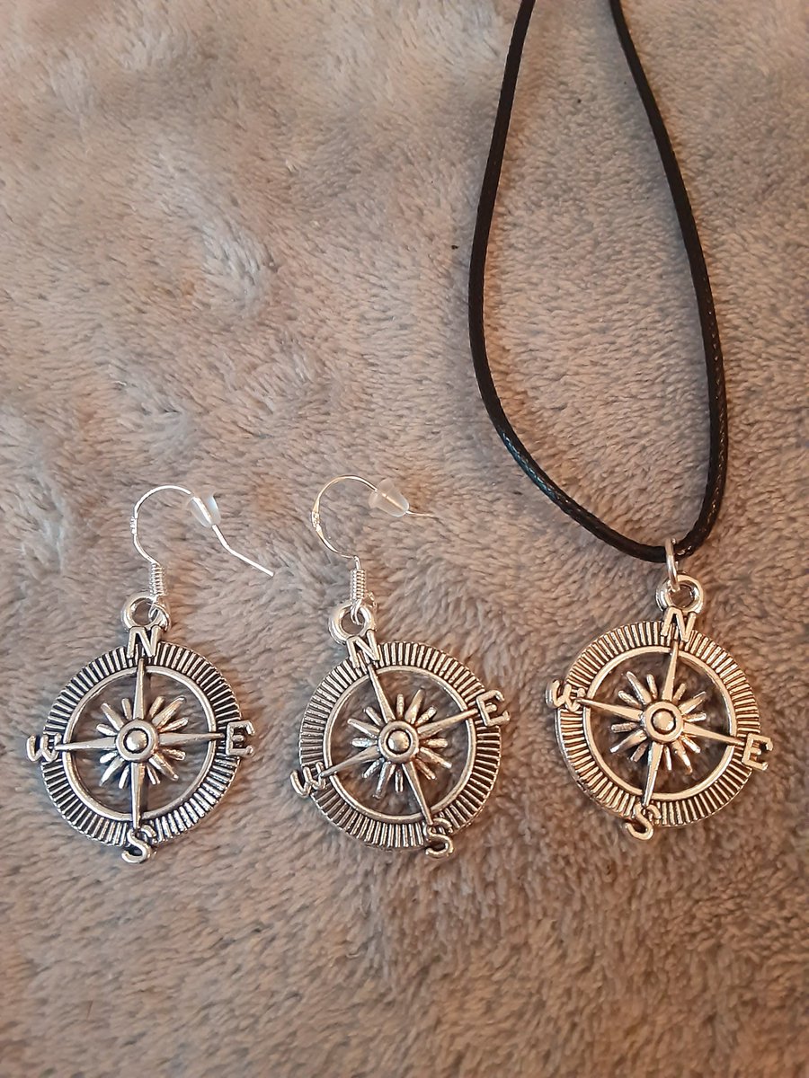 LauraPaparazzi's tweet photo. Never lose your way with these antiqued silver compass earrings and matching compass necklace on a 20" black waxed cotton cord. . Light weight. On sale for $8 #retweet #laurarocks #laurarocksjewelry #holidayshopping https://t.co/LjPXtbAYig