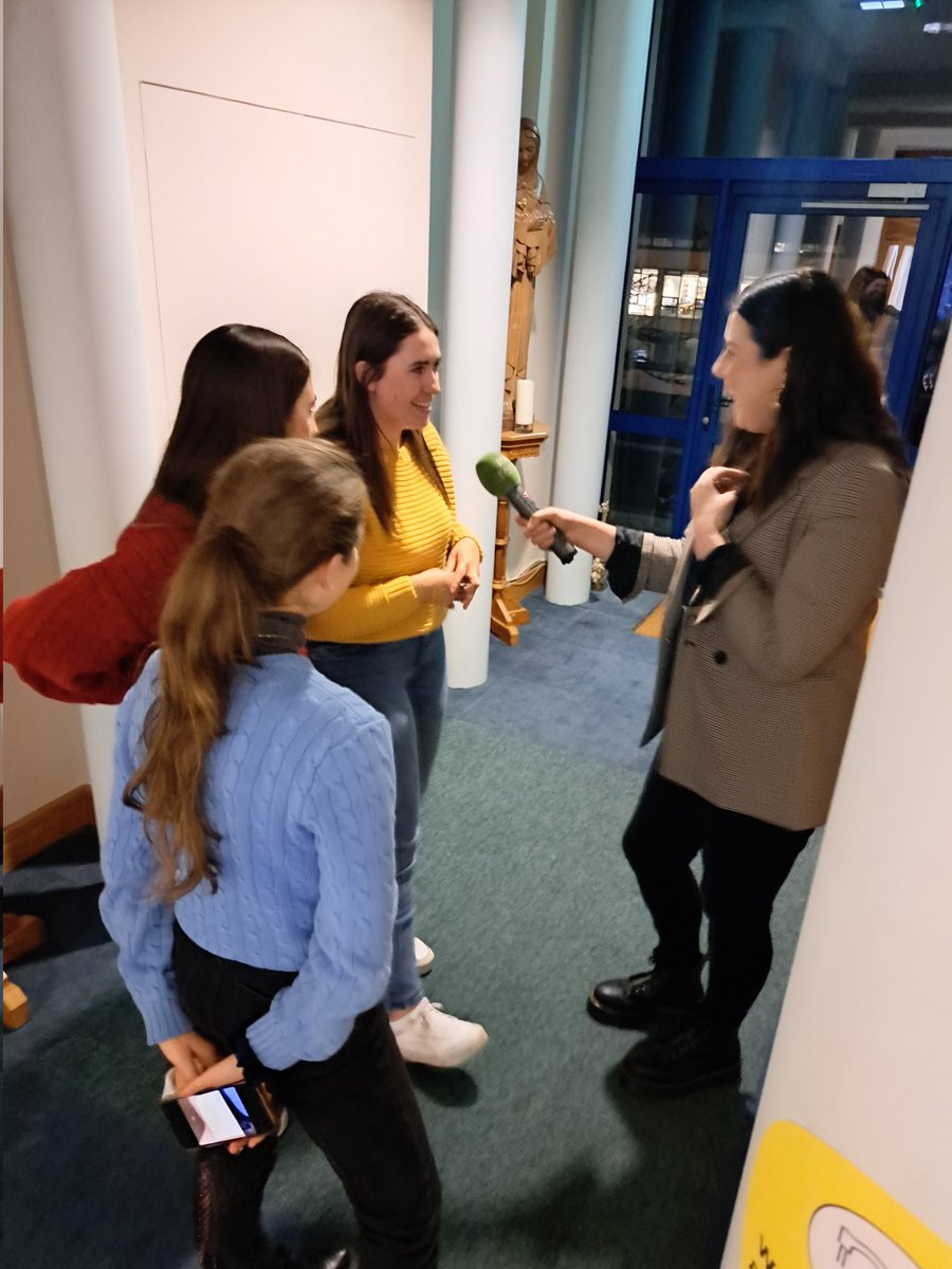GaeilgeCSA's tweet photo. Mic léinn agus cairde na Gaeilge faoi agallamh @AineEibhlin tráthnóna @StAngelasSligo tá muid thar a bheith bródúil astu ar fad! 💚 @bladhairernag https://t.co/aQYJrAf2qa