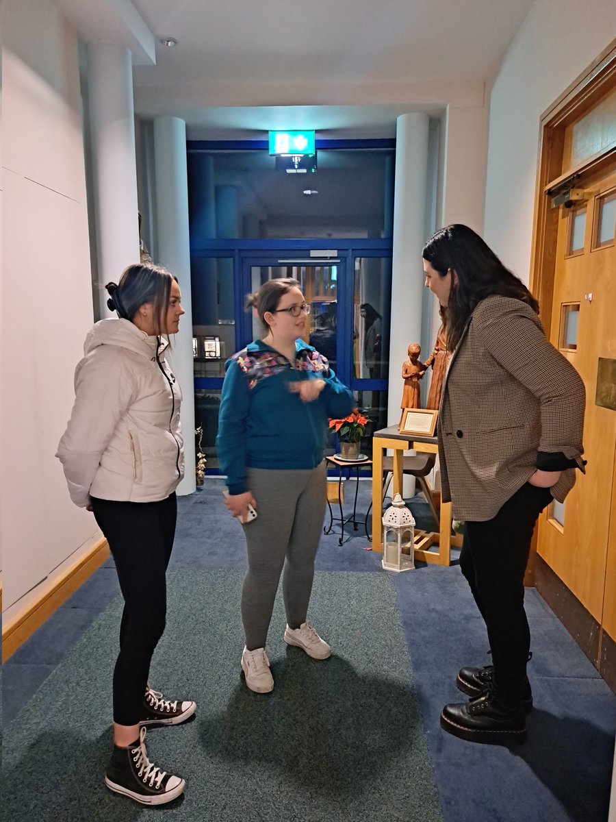 GaeilgeCSA's tweet photo. Mic léinn agus cairde na Gaeilge faoi agallamh @AineEibhlin tráthnóna @StAngelasSligo tá muid thar a bheith bródúil astu ar fad! 💚 @bladhairernag https://t.co/aQYJrAf2qa