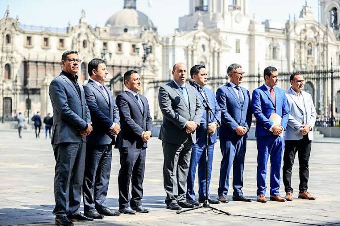 martinhidalgo's tweet photo. #AlertaElectoral: A la izquierda, el candidato regional de #ContigoCallao criticando a Pedro Castillo. A la derecha, el líder de su movimiento Pedro Spadaro en Palacio con sus alcaldes electos después de reunirse con Pedro Castillo. Ciro Castillo tiene el camino allanado. https://t.co/2juWay6CpG