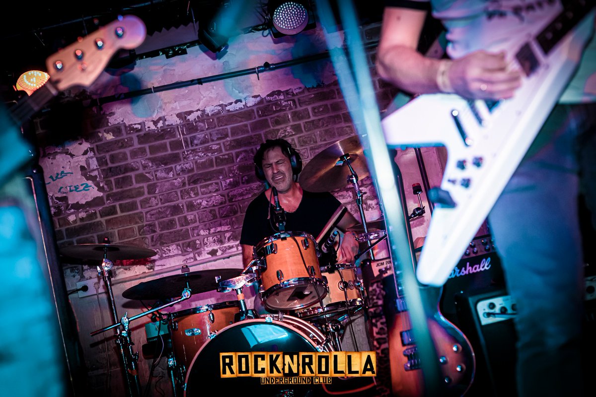 Algunas fotos mas de nuestro presentación en Granada el pasado sabado 26 de noviembre en el ROCKNROLLA UNDERGROUND CLUB.