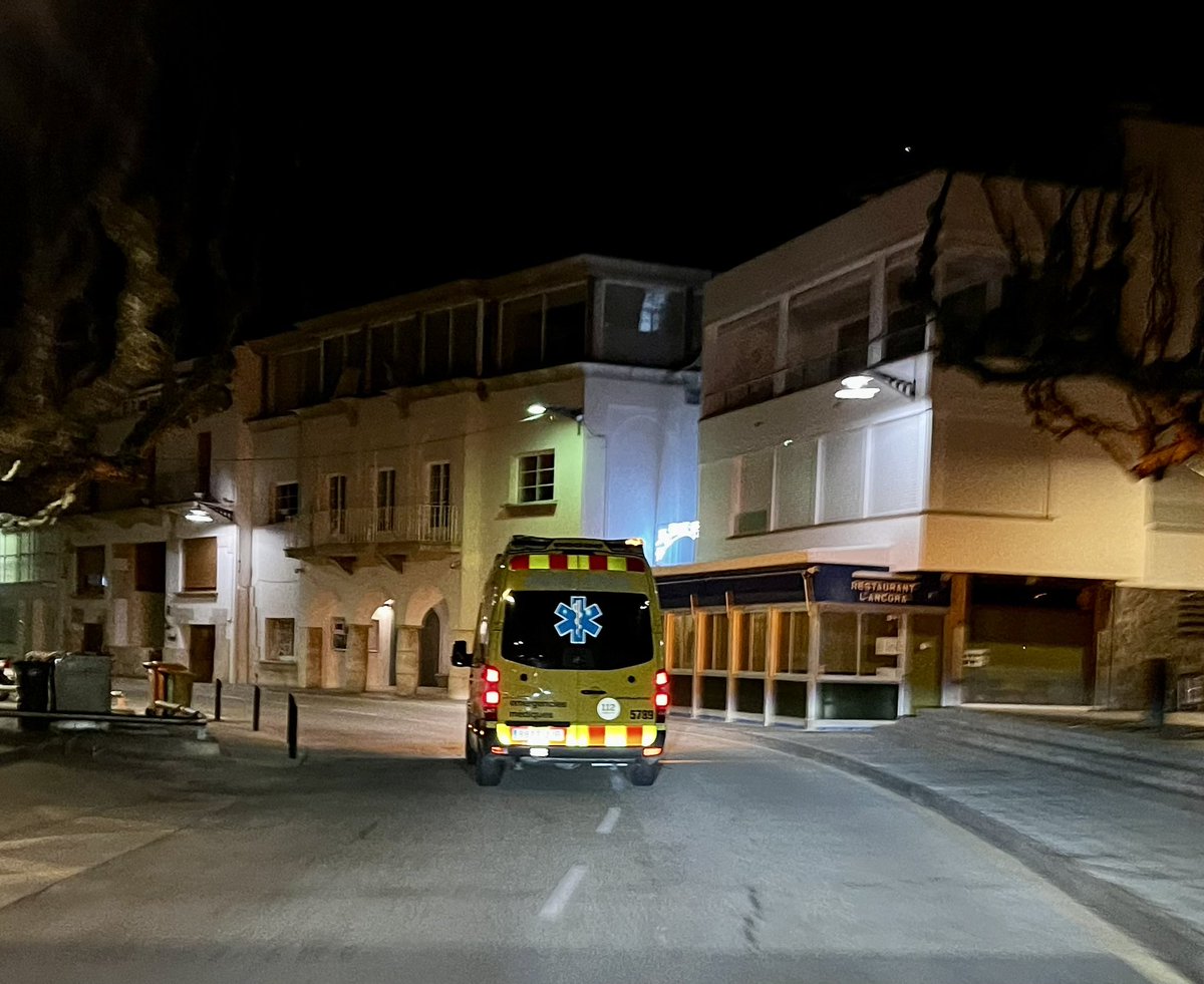 AVPCPORTSELVA's tweet photo. Suport a #Guàrdiamunicipal i a #semgencat per home indisposat al seu domicili. https://t.co/u8B3nz2PGm