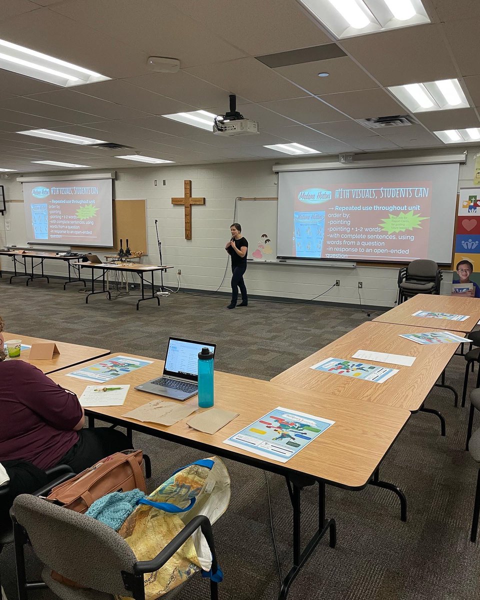 FSL_SMCDSB's tweet photo. FSL teachers @SMCDSD are a dedicated bunch! Learning from our colleagues at the FSL Bite size PD! #icionparlefrançais🇫🇷 https://t.co/zQRk9jxOga