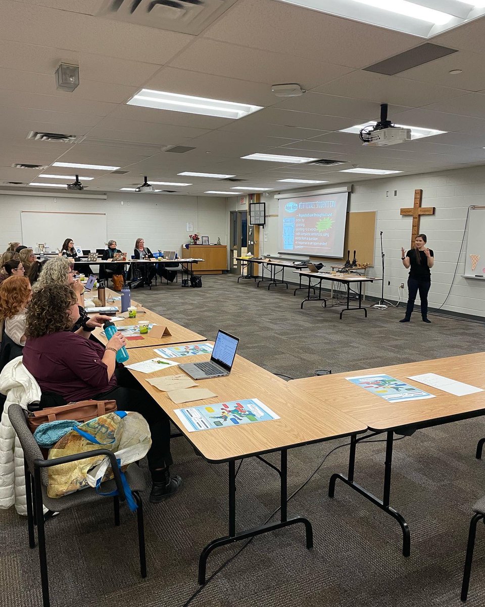 FSL_SMCDSB's tweet photo. FSL teachers @SMCDSD are a dedicated bunch! Learning from our colleagues at the FSL Bite size PD! #icionparlefrançais🇫🇷 https://t.co/zQRk9jxOga