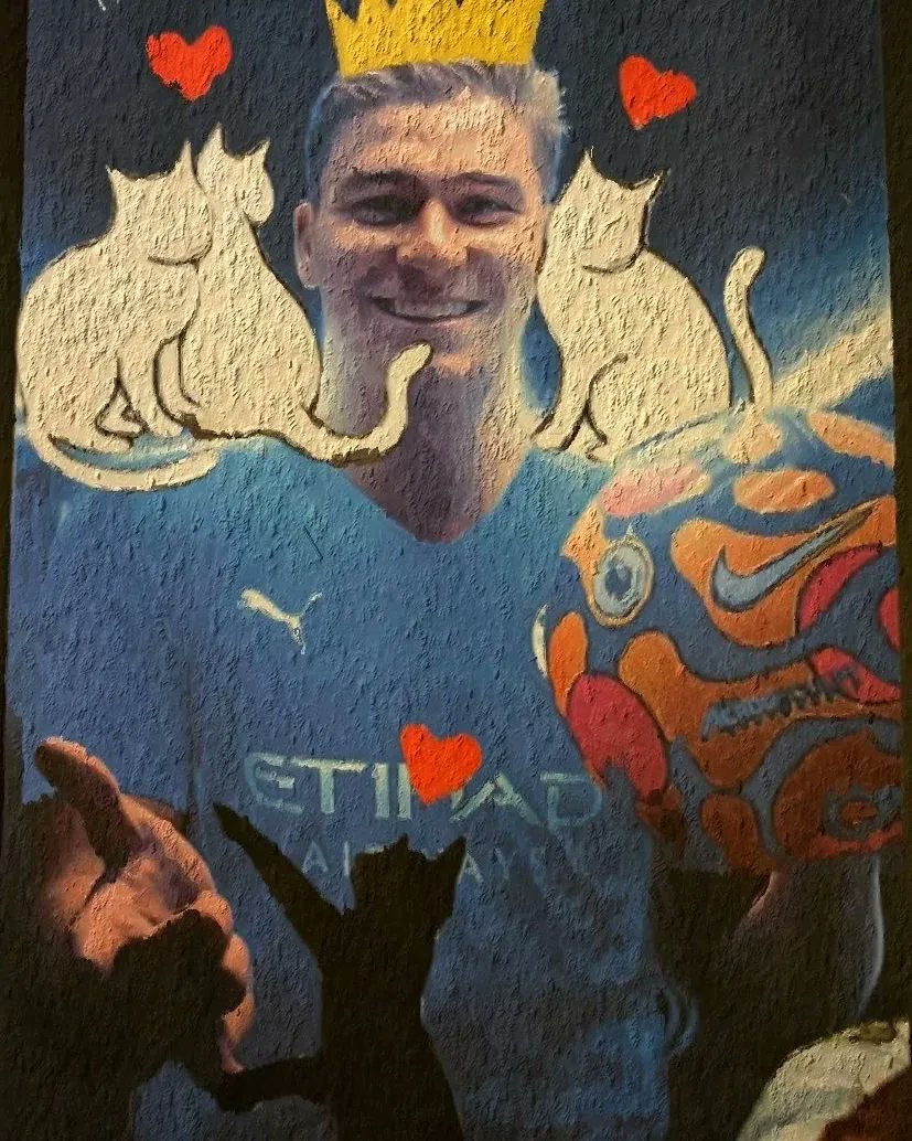 reaIkendaIIroy's tweet photo. no se si sabian la historia de esta foto pero se habia filtrado un video de un jugador del west ham maltratando a sus gatos y cuando jugaron con el city julian le pego un pelotazo en la cara🙏🙏🙏 y lo hicieron santo de los gatos https://t.co/MgZ2hkaNXD