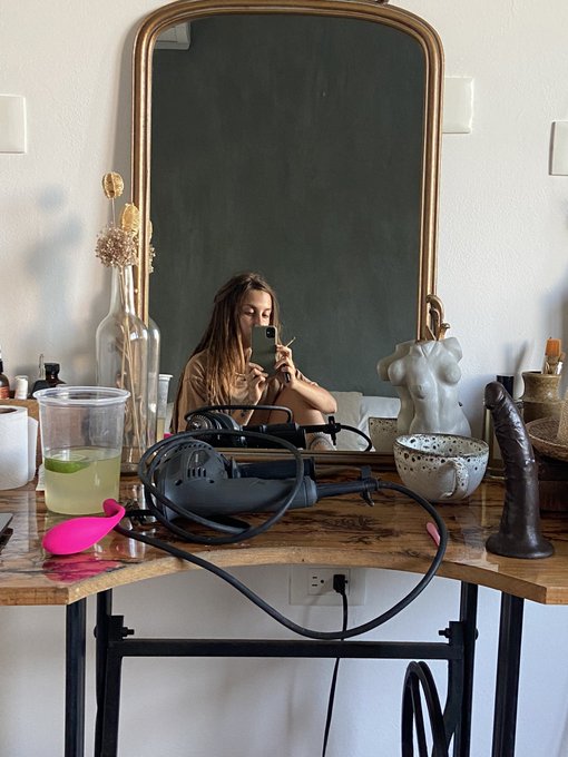 The mix between the drill and the sex toys is confusing yet poetic https://t.co/YJRuV2tgL2