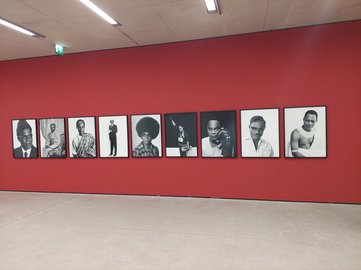 RoseauJf's tweet photo. Art de l'autoportrait, magie des réincarnations, jeu du travestissement pour nous parler d'histoire ou de mythes. Belle exposition de l'artiste camerounais et nigérian #SamuelFosso, installé à #Paris, par le @MdMSalzburg dans les hauteurs de @salzburg_stadt. https://t.co/H2j5MjMsZ2