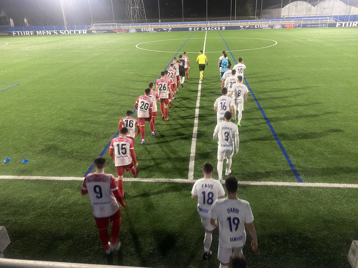 CFCRACKS's tweet photo. Tras 10 jornadas y con la victoria de hoy 1-0 ante el @AtVallbonensecf con gol de Marcos Vera, el Amater @CFCRACKS se coloca LÍDER en solitario en un competido grupo de 1a. Reg. Nuestro agradecimiento a los aficionados de CRACKS que han apoyado al equipo esta noche. 
Vamos!💪🏻🔵⚪️ https://t.co/QTNQIlhH5H