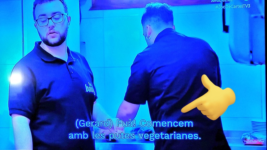 No soy vegetariano. Pero llamas puta a mi madre, a mi amiga o a alguien que esté en mi misma mesa en tu puto cuchitril de mierda y te tengo a ti y a toda tu  estirpe 532 días debajo de una troqueladora, payaso.
#JocDeCartesTV3